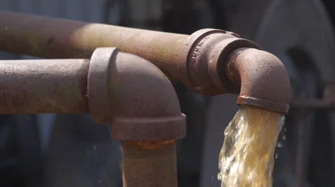 Water pump pipe cycled by old engine Vidéo 54960643