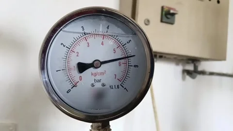 Water Pump Pressure Gauge Needle Fluctuating 動画素材 335084744