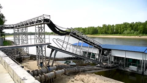 Water pumping station on the river Vídeo Stock 252519689
