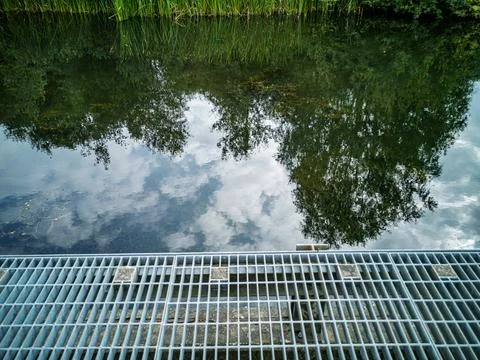 Water Reflection and Metal Grate Stock-Fotos