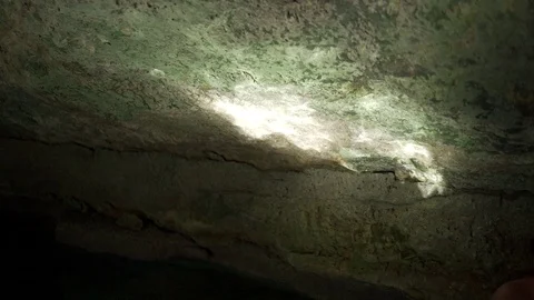 Water reflection inside a dark cave 動画素材 112258622