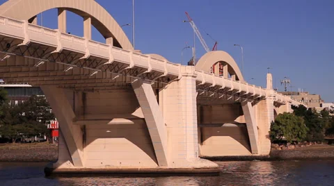 Water reflection on old bridge 库存影片 39887004