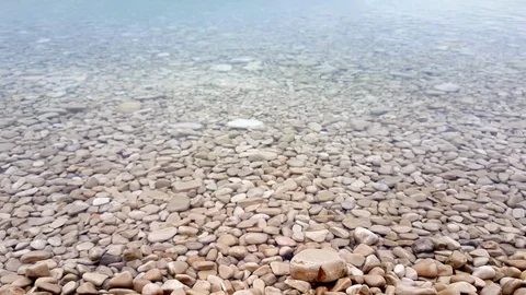 Water reflection on pebbles under clear sea water 库存影片 88523951