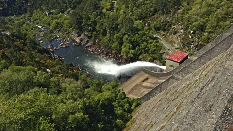 Water released from dam into river Vídeos de archivo 338293117