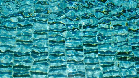 Water ripple pattern in pool on sunny day Foto stock