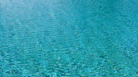 Water ripple pattern in pool on sunny day Foto stock