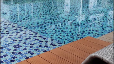 Water ripples in the swimming pool Vídeo Stock 337480358