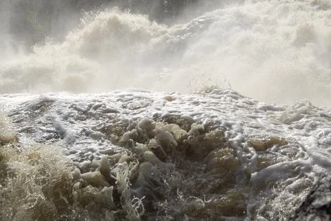 Water of river breaks on sharp rocks in waterfall with splashes and foam Stock-Fotos