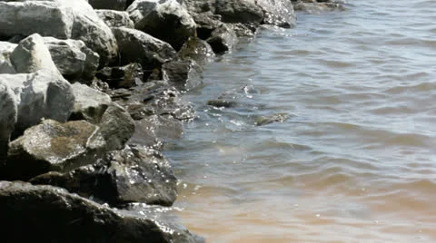 Water on rocks Stockbeeldmateriaal 22632882