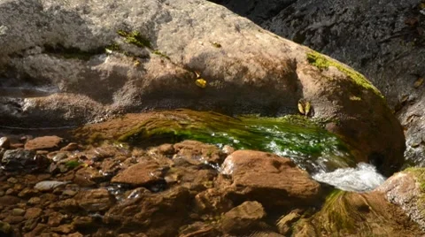 Water running down a cliff with close-up pan Video stock 8623502