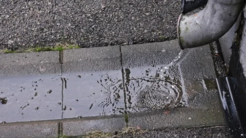 Water running down drains and into the streets 1 Vidéo 266730432