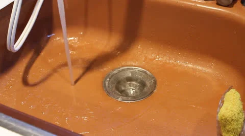 Water Running Down Kitchen Drain Tilt / Pan to Show Faucet &amp; Knob (52) Vidéo 24789205