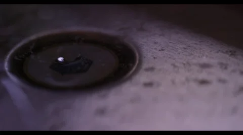 Water running into kitchen sink drain 動画素材 61502269