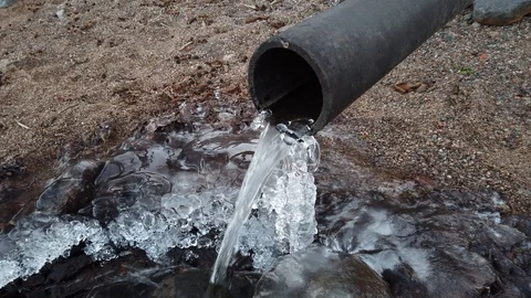 Water running out of drain pipe in winter Stock-Footage 123639338