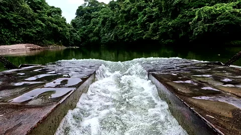 Water is running over two metal blocks of a boat in slow motion Stockbeeldmateriaal 336922707