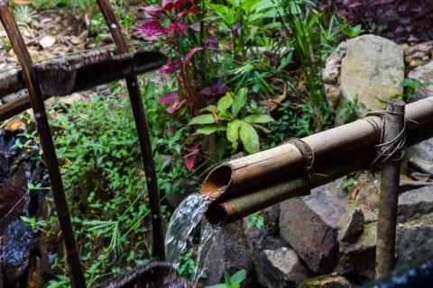 Water running through the bamboo pipe Foto stock