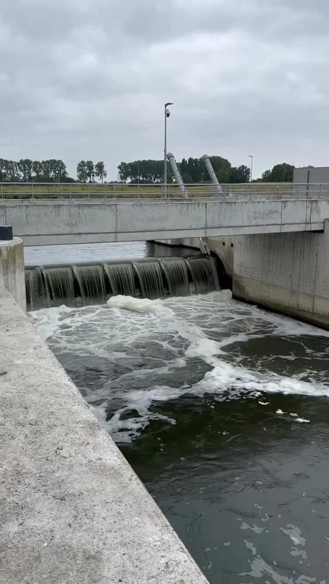 Water running through a lock, artificial waterfall 스톡 동영상 283757086