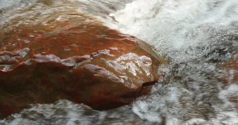 Water running Through mossy rocks Vidéo 335359519