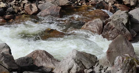 Water running Through mossy rocks Stockbeeldmateriaal 335509812