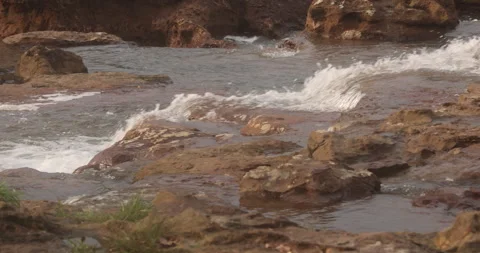 Water running Through mossy rocks Vidéo 335634042