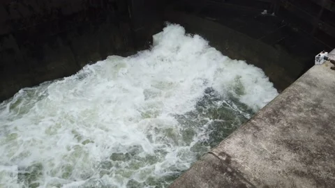 Water rushing into the locks - pan Stock Footage 143714255