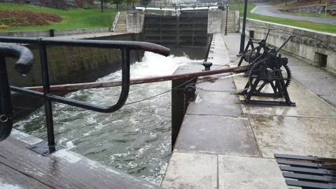 Water rushing into the locks - tilt up Stock Footage 143714218