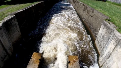 Water rushing in slow motion Vídeo Stock 110886038