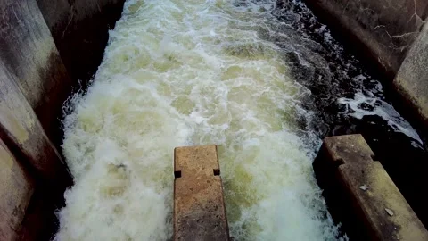 Water rushing through a lock on an old canal 스톡 동영상 157896727
