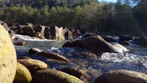 Water rushing through rocks on a river 库存影片 74062917
