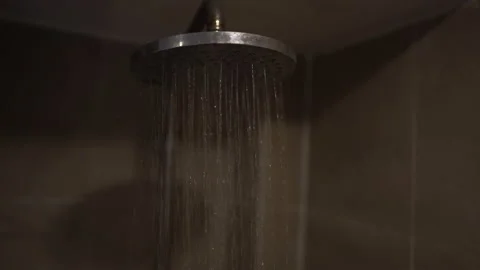 Water from shower in bathroom Vidéo 140213464