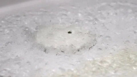 Water from shower head fall down on white tile floor causing Vidéo 316749351