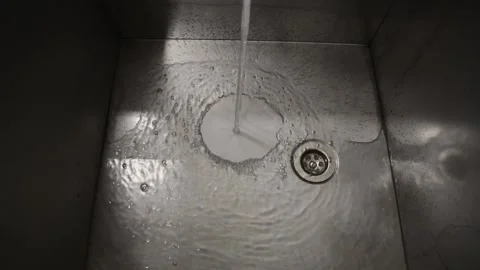 Water in the sink Vídeo Stock 152103080