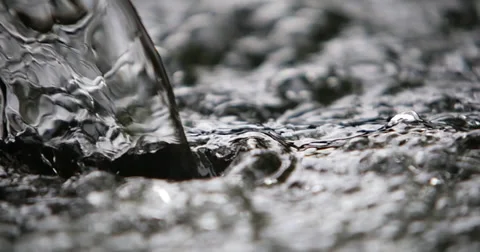 Water in slowmotion in a flow form Video stock 38022128