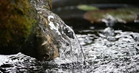 Water in slowmotion in a flow form Video stock 38022287