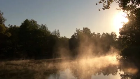 Water soars in the river, illuminated by the rays of the rising sun. Stock-Footage 140095426