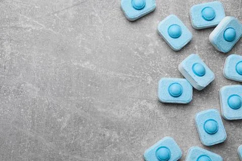 Water softener tablets on grey table, flat lay. Space for text Stockfoto's
