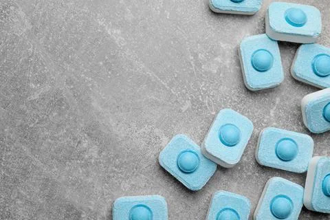 Water softener tablets on grey table, flat lay. Space for text Foto stock