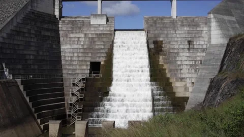 Water Spilling Over Dam Wall 스톡 동영상 191662612