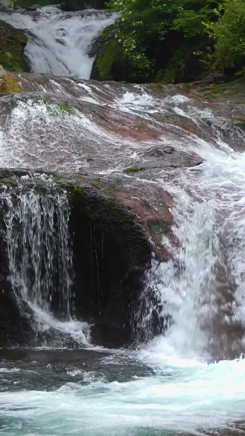 Water Spilling Over Long Rock Ledge Vertical Video 库存影片 346192232