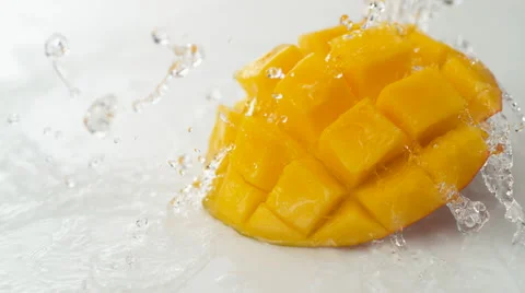 Water splash and mango. Slow Motion. Vidéo 51804404