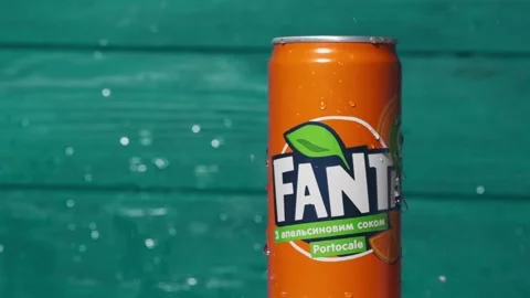 Water splash in a slow motion over classic Fanta orange can Video stock 242419943
