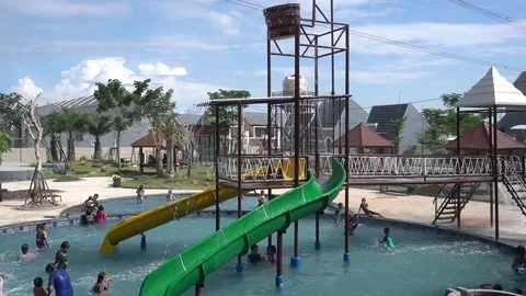 Water splash from the top of the pool Vídeos de archivo 200134514