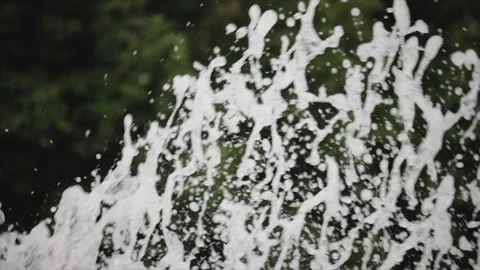 The water splashes up and forms a foam 動画素材 115488102