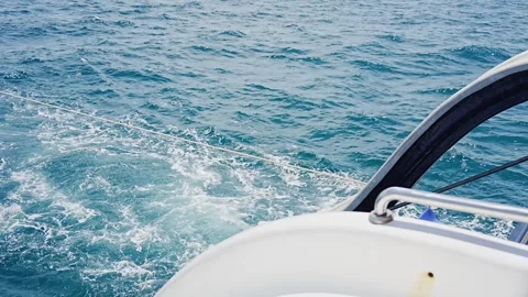 Water splashes behind a fast moving boat 库存影片 304958747