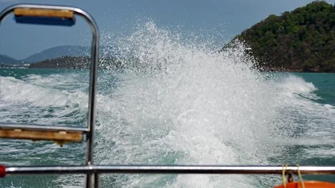 Water splashes behind a fast moving boat 库存影片 304958749