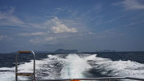 Water splashes behind a fast moving boat 库存影片 304959235