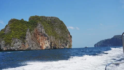 Water splashes behind a fast moving boat 库存影片 304959254
