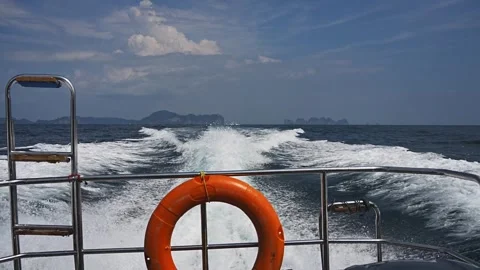 Water splashes behind a fast moving boat 库存影片 304959256