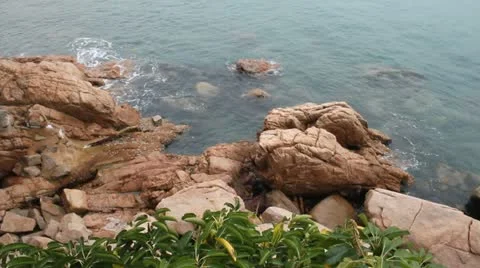 Water splashes on the rocks. Video stock 12743384