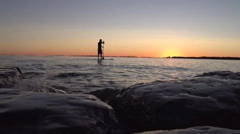 Water splashes on rocks Stockbeeldmateriaal 48916652